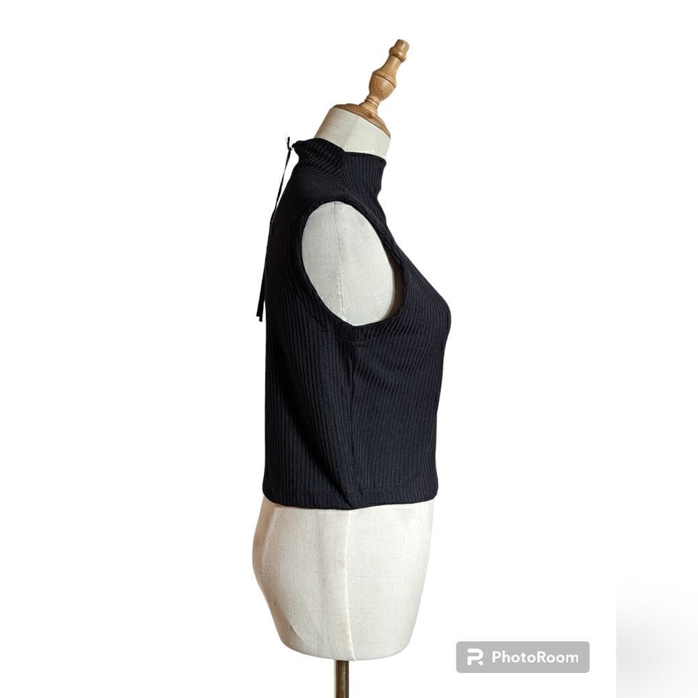 House of Harlow Black Cropped Mock Neck Top NWT - Picture 3 of 6
